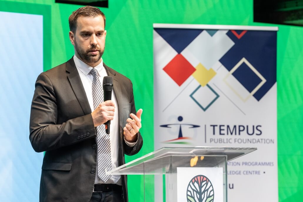 Csaba Rada delivers a welcome speech at the Hungarian Diaspora Scholarship Welcome Home event organized by Tempus Public Foundation.